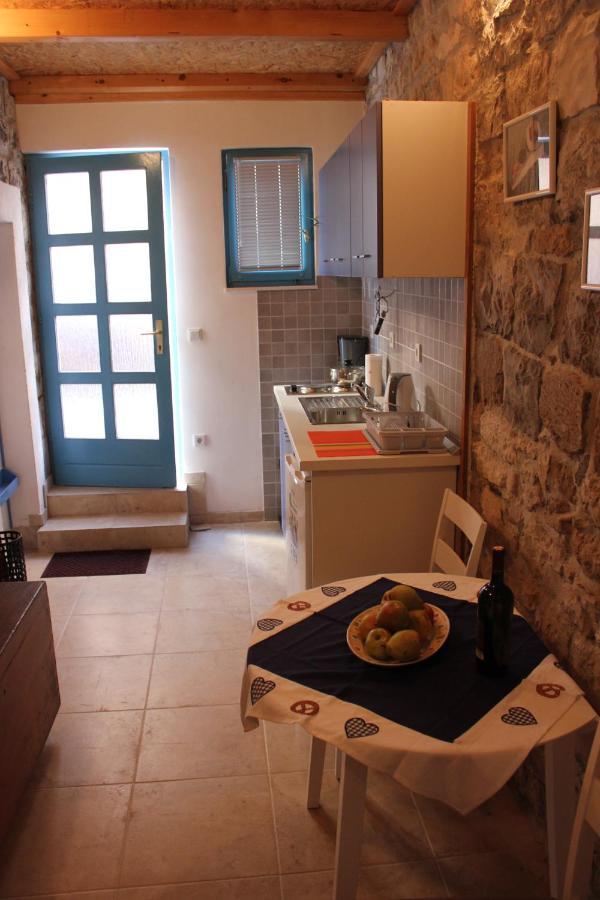 Lira - Studio Apartment Trogir Bagian luar foto